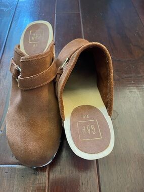 GAP Brown Suede Buckle Clog Slides woman’s